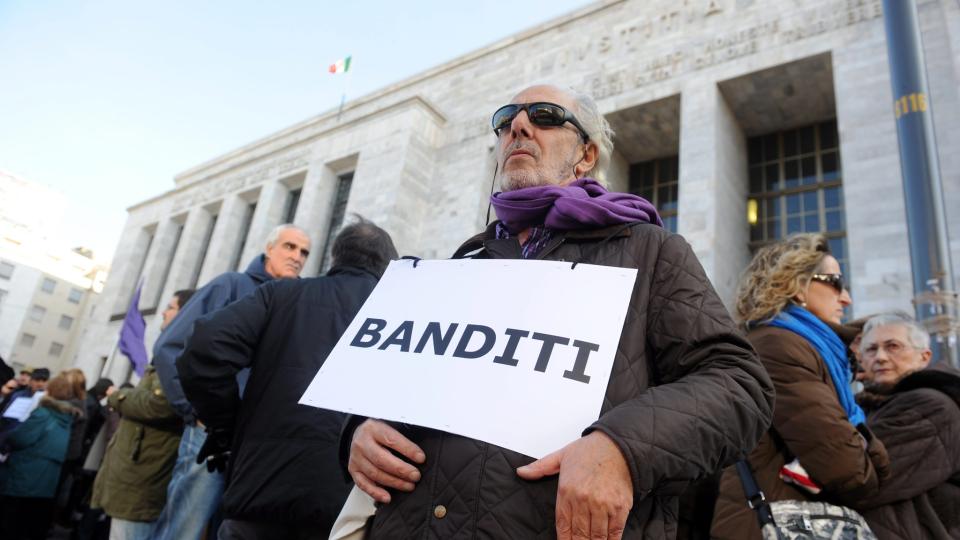 DEMONSTRERER MOT BERLUSCONIS PARTI: Venstreopposisjonen i Milano.   EPA/MILO SCIAKY