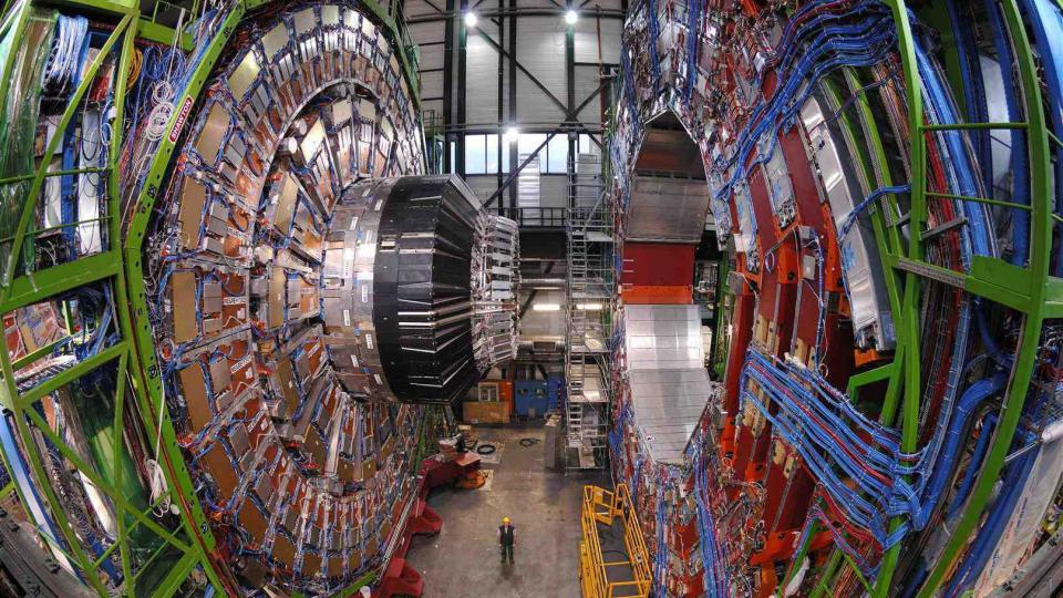 ENORM: Verdens st�rste partikkelakselerator, Large Hadron Collider (LHC) p� grensa mellom Frankrike og Sveits, kan ikke kj�re for full maskin f�r i 2013. LHC skal fors�ke � gjenskape forhold straks etter skapelses�yeblikket �Big Bang�. Foto: CERN