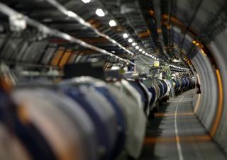 MOTORVEI: Protonene sendes i hver sin retning p� kollisjonskurs i LHCs smultringformede anlegg. Foto: AP Photo/Keystone, Martial Trezzini/SCANPIX