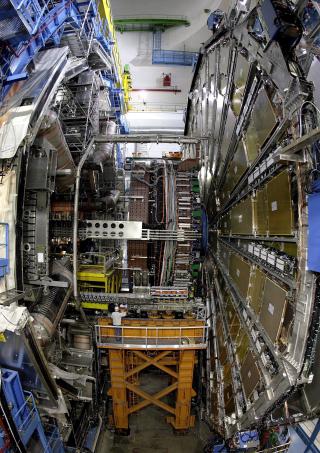 MASSIV: Partikkeldetektoren ATLAS veier rundt 7000 tonn. Foto: EPA/MARTIAL TREZZINI/SCANPIX