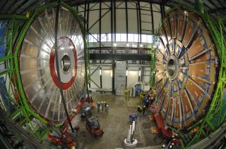 SV�RT: Detektorene ved LHC, som registrerer kollisjonene, er store som bolighus. Foto: REUTERS/Denis Balibouse/SCANPIX