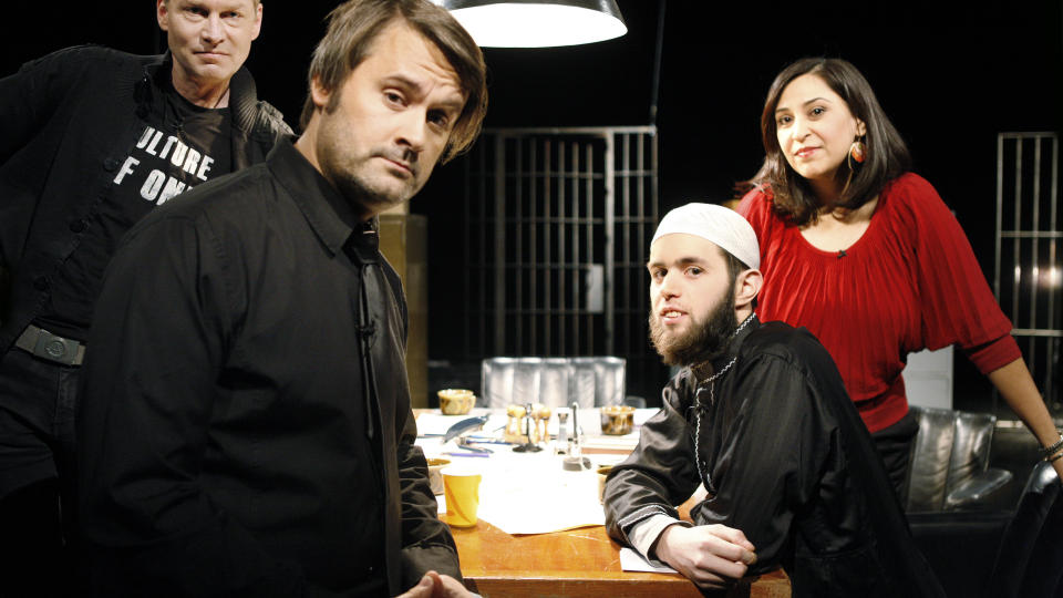 P� TV I KVELD: Kveldens �Trygdekontoret� med Trygve Mathiesen, Thomas Seltzer, Yousef Assidiq og Nazneen Khan-�strem. Foto: NRK