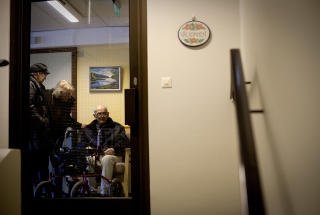 ARROGANTE POLITIKERE: &mdash; Politikerne er arrogante, og det virker ikke som at de bryr seg. Er det virkelig slik eldre skal behandles? sp�r niesene til 95-�ringen. Foto: BJ�RN LANGSEM