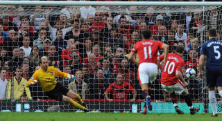 TAP OG TAP: Her scorer Wayne Rooney et av Uniteds m�l i 2-1-seieren p� Old Trafford. P� Emirates tapte Arsenal 1-3 mot United. Foto: AFP/PAUL ELLIS.