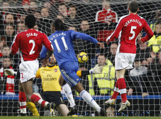 TAP OG TAP: Didier Drogba nettet i Chelseas 2-0-seier mot Arsenal p� Stamford Bridge 7. februar. Ogs� p� Emirates seiret Chelsea. Foto: REUTERS/Andrew Winning