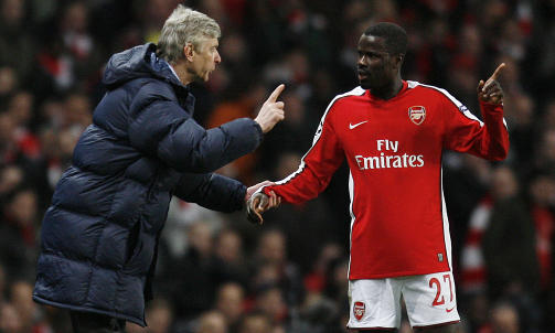 BLIR BEDRE OG BEDRE: Arsene Wenger var meget forn�yd med sitt lag i g�r, her med Emmanuel Eboue. Foto: AFP/IAN KINGTON