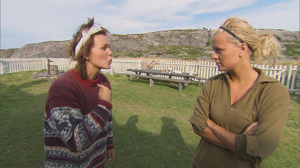 JENTEKRANGEL: Bente Skanche beskylder Karin Jonassen for � fl�rte seg fram i �Farmen�. Foto: TV 2