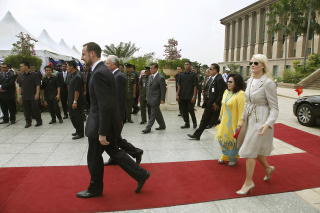 P� OFFISIELT BES�K: Kronprins Haakon og kronprinsesse Mette-Marit har v�rt p� statsbes�k i Malaysia denne uka. Her er de p� offisiel velkomst ved statsminister-palasset. 
Foto: Jacques Hvistendahl / Dagbladet