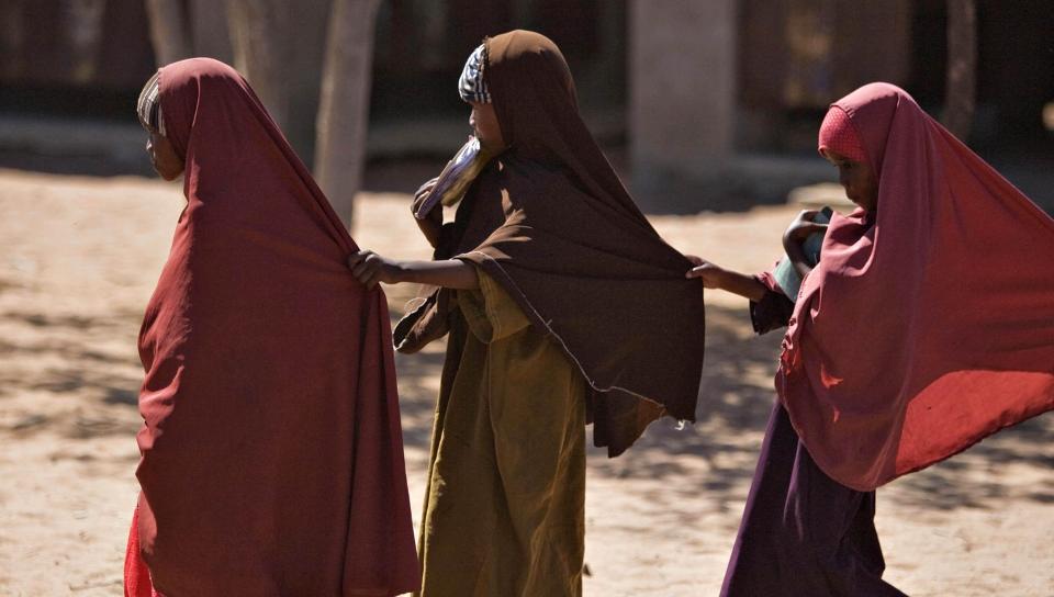 - REAKSJON�R UTVIKLING: Interessen for hijab blant enkelte muslimer, som i Somalia, er resultat av et politisk-religi�st fremst�t som bygger p� en tanke om at kvinnen er mannens eiendom og at hun med sitt blotte fysiske n�rv�r innbyr til seksuelt begj�r, mener Brynjulf Mugaas. Foto: Reuters/Scanpix