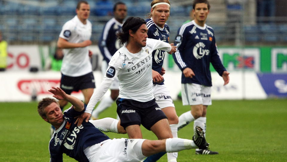 VIKING-KAMP: Trond Erik Bertelsen (n�rmest) takler Stab�ks Daigo Kobayashi under kamp i fjor. I dag havnet Bertelsen i h�ndgemeng med sin tsjekkiske lagkamerat Martin Fillo (bak til h�yre) p� trening. - Vi skal ha temperatur p� trening, men ikke s�nn, ropte �ge Hareide. Foto: Alf Ove Hansen, Scanpix