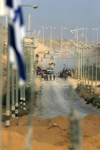 TILBAKETREKKINGEN FRA GAZA: Palestinere feiret at de israelske bosetningene i Gaza ble fjernet i 2005. Foto: REUTERS/Nir Elias