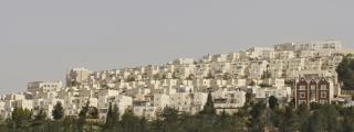 HER SKAL DET BYGGES 1600 NYE LEILIGHETER FOR J�DER: Ramat Sholmo i �st-Jerusalem best�r i dag prim�rt av haredij�der (ultraortodokse). Foto: AP/Dan Balilty