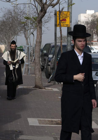 KAN BO HVOR SOM HELST: Ultraortodokse j�der i Ramat Shlomo. De ultraordokse er mot opprettelsen av staten Israel, og mener de kan bo hvor det m�tte v�re. De fleste israelske ultraortodokse j�der bor i Vest-Jerusalem. Foto: AFP/MENAHEM KAHANA