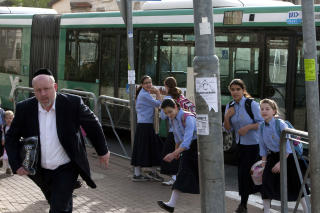 P� VEI TIL SKOLEN:  Israelske skolejenter i Ramat Shlomo. Bosetningen ble opprettet i 2005. Det er bare et par hundre meter fra de ytterste husene her til det palestinske boomr�det. Israel hevder at bydningene st�r p� annektert land, og at utbygning dermed er et brudd p� forpliktelsen om � ikke bygge p� omstridte landomr�der. Foto: AFP/MENAHEM KAHANA