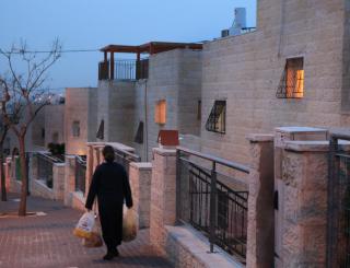 EN BILLIGERE FORSTAD: Jerusalem er en sv�rt trang og kostbar by � bo i. For mange av israelerne som bor i �st-Jerusalem er dette et billigere alternativ. De tenker ikke n�dvendigvis p� seg selv som bosettere. Foto: EPA/JIM HOLLANDER