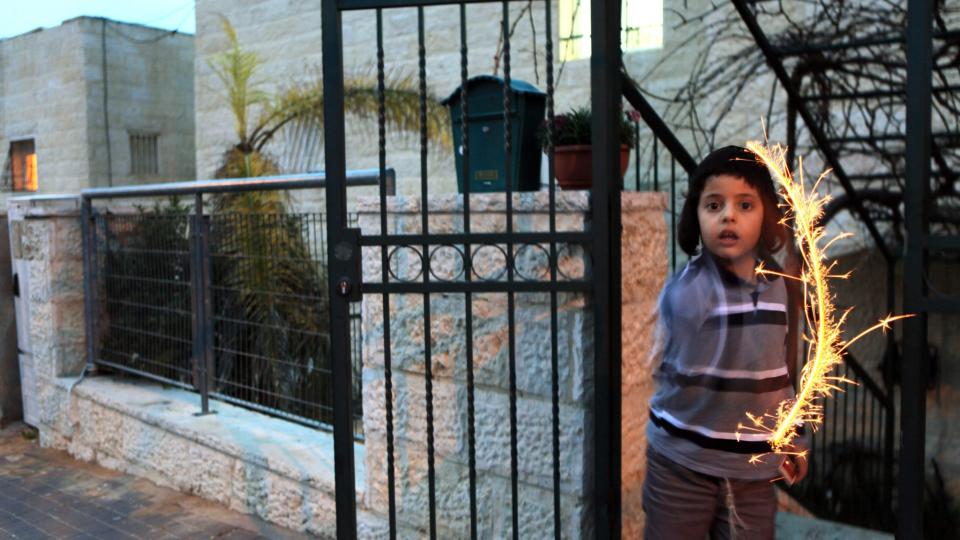 �STJERUSALEM: En j�disk gutt i nabolaget Ramat Shlomo denne uka. Her vil Israel bygge 1600 nye leiligheter. Palestinerne oppfatter nabolaget som en j�disk bosetning, den ligger like ved palestinernes nabolag Beit Hanina. Det internasjonale samfunnet ford�mmer Israels planer om flere boliger i bosetningene. Foto: EPA/JIM HOLLANDER