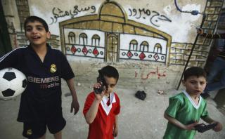 LEVER I FLYKTNINGELEIR: Disse palestinske barna bor i leiren Al-Amari i Ramallah p� Vestbredden. Foto: AP/Muhammed Muheisen