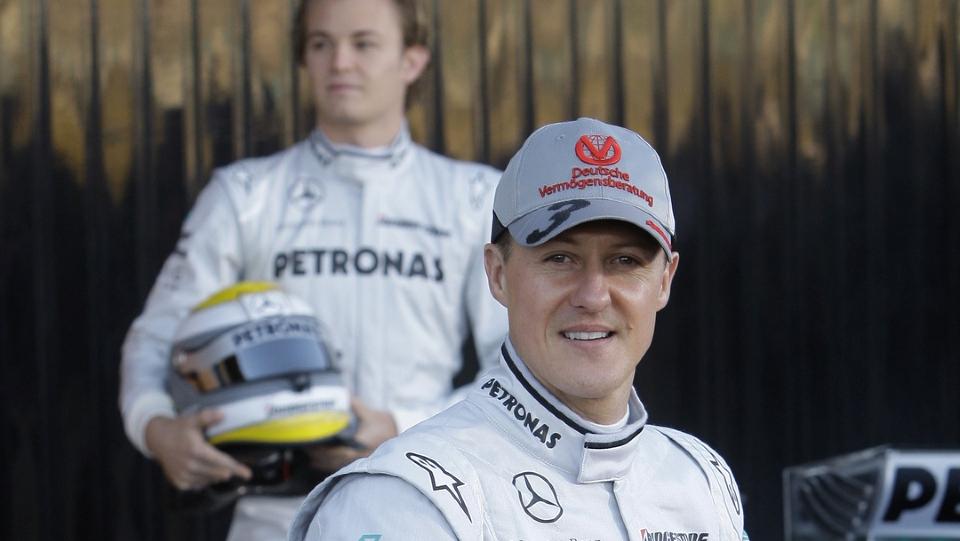 COMEBACK: Formel 1-ekspert Atle Gulbrandsen ser ikke bort fra at Michael Schumacher (foran) blir en vinner i sin nye Mercedes. Foto: AP/Paul White