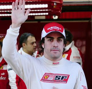 FAVORITT: Gulbrandsen tror Fernando Alonso er en av to storfavoritter til VM-titttelen. Foto: AP/Manu Fernandez