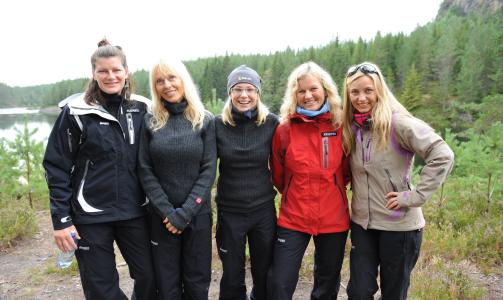 I 71� NORD: Minken Tveitan (i midten) er for tida � se p� norske tv-skjermer som en av deltagerne i �rets kjendisversjon av �71� nord�. Her sammen med Kjersti Grini (f.v.), Lillian M�ller, Kristin Krohn Devold og Liv-Marit Vedvik. Foto: TVNorge