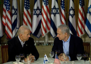 D�RLIG TIMING: Planene om nye utbygginger i bosetningene ble offentlige samtidig som USAs visepresident Joe Biden bes�ker Midt-�sten. Her er han sammen med Israels statsmininster Benjamin Netanyahu. Biden ford�mmer utbyggingsplanene. Foto: AFP/DAVID FURST