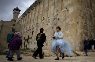 PURIM P� VESTBREDDEN: Den j�diske festen ble feiret i slutten av februar i �r. Dette er barn av j�diske settlere pyntet til fest i Hebron. Foto: AP/Sebastian Scheiner