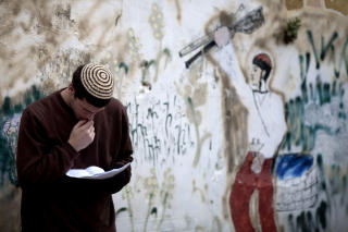 VIKTIG BY: Etter Jerusalem kommer Hebron som en viktig by f�r j�der. Dette er en j�disk settler i byen. Foto: AFP/MARCO LONGARI