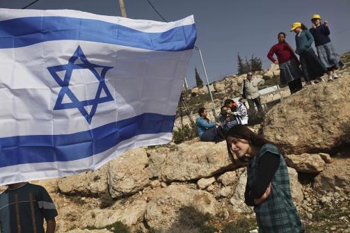 FEIRET ET NYTT NABOLAG: Israelske settlere feiret grunnstensnedleggelsen for et nytt nabolag i bosetningen Beit Hagay i januar i �r.  N� er byggingen av 112 nye boliger godkjent. Foto: AP/Dan Balilty