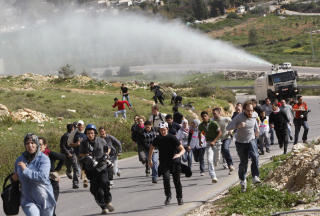 VANNKANONER MOT DEMONSTRANTER: Israelsk grensepoliti ved Nabi Saleh i n�rheten av Ramallah denne uka. Foto: REUTERS/Abed Omar Qusini