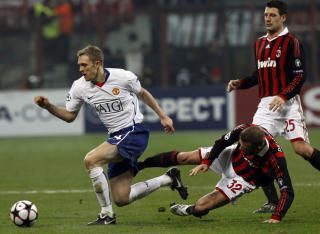 GLEDER SEG: Darren Fletcher s� opp til David Beckham som unggutt, men om Beckham f�r sjansen i kveld, kommer s�nne f�lelser til � ligge igjen i garderoben.Foto: SCANPIX/REUTERS/Alessandro Bianchi