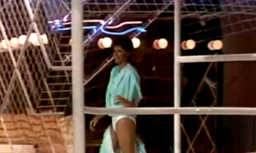 HER MISTER HUN KJOLEN: Lill Lindfors' sjokk-entr� i Grand Prix-finalen for 25 �r siden. Foto fra Youtube