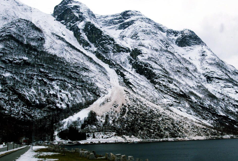 EIDFJORD: Stort sn�fall, kald vinter og regn det neste d�gnet kan v�re oppskriften p� et skredrikt d�gn. Her er et skred i Eidfjord i 2002 som tok med seg b�de rutebuss og autovernet. Foto: ODDMUND LUNDE/DAGBLADET
