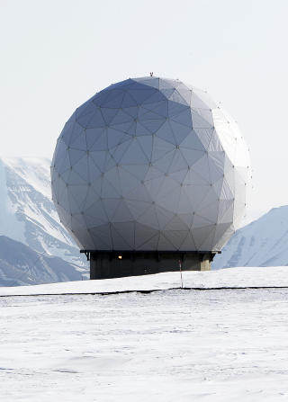 TAR INN INFORMASJON:  Satellittstasjonen SvalSat p� Spitsbergen. Foto: Tor Richardsen / SCANPIX
