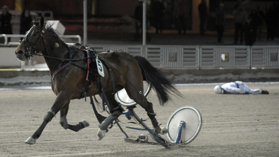 SL�TT BEVISSTL�S: Jim Frick ligger i banen p� Solvalla mens hesten Only Lavec fortsetter. FOTO: Martin Langels/Aln