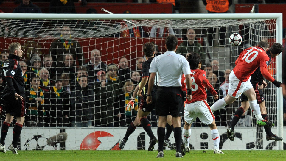 N�DEL�S: Milan-forsvaret ga Wayne Rooney plass etter 13 minutter, og spissen lot seg ikke be to ganger da han headet inn lederm�let.Foto: SCANPIX/AFP/ANDREW YATES