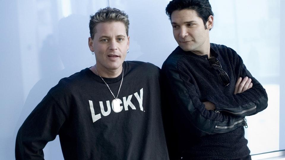 KOLLEGER SIDEN TEN�RA: De to Corey'ene ble et begrep i filmindustrien p� �ttitallet. I 2006 hadde Corey Haim (til venstre) og Corey Feldman et eget TV-show. N� er Haim d�d. Foto: SCANPIX/AP