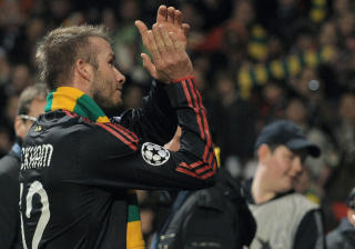 ST�ENDE APPLAUS: David Beckham var r�rt over mottakelsen han fikk p� Old Trafford.Foto: SCANPIX/AFP/ANDREW YATES