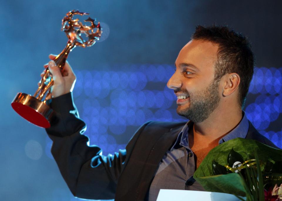 POPUL�R I ROMANIA: Norske Ovi vant den rumenske konkurransen om � f� representere landet i Eurovision Song Contest i Oslo i mai. N� hevder en TV-kjendis at l�ta hans m� diskes. Foto: SCANPIX/REUTERS/Radu Sigheti