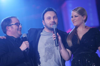FINALIST I NORGE:
Ovi kom til finalen i NRKs Melodi Grand Prix i fjor, her sammen med programlederne Per Sundnes og Maria Haukaas Storeng:Foto: Trond Reidar Teigen / SCANPIX