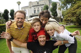  TV-SERIE:   Bjarte Hjelmeland (foran) og hans medarbeidere p� Den Nationale Scene er hovedpersoner i programserien der TV 2 har g�tt bak kulisseene i teateret. Bak fra v. inspisient Karl Mehl, Sander Helmers-Olsen som deltok i Les Miserables og skuespillerne Helge Jordal og Christine Gulbrandsen. FOTO: MARIT HOMMEDAL, SCANPIX.
