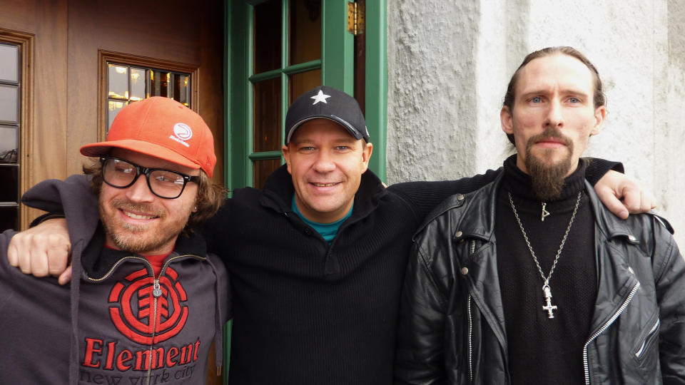  NYTT STYKKE:  Mandag presenterte teatersjef Bjarte Hjelmeland (i midten) den nye forestillingen Svartediket, som skal v�re klar til Festspillene. Til venstre regiss�r Jonas Digerud og til h�yre musiker Kristian Espedal - alias Grahl.  FOTO: MARIT HOMMEDAL, SCANPIX.
