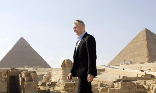  SKUESPILLEREN:  Teatersjef og skuespiller Bjarte Hjelmeland hadde hovedrollen som Peer Gynt i oppf�ringen ved pyramidene i Egypt i forbindelse med Henrik Ibsen-jubileet. FOTO: HEIKO JUNGE, SCANPIX.