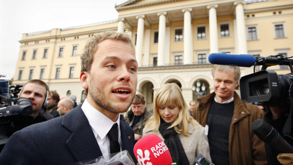  HULL i KVINNEPANELET:  Likestillings- og integreringsminister Audun Lysbakken - her ved regjeringsutnevnelsen i okrober 2009 - m� finne et nytt medlem av Kvinnepanelet etter at Amal Eden har trukket seg. FOTO: ENDRE AAS, SCANPIX.