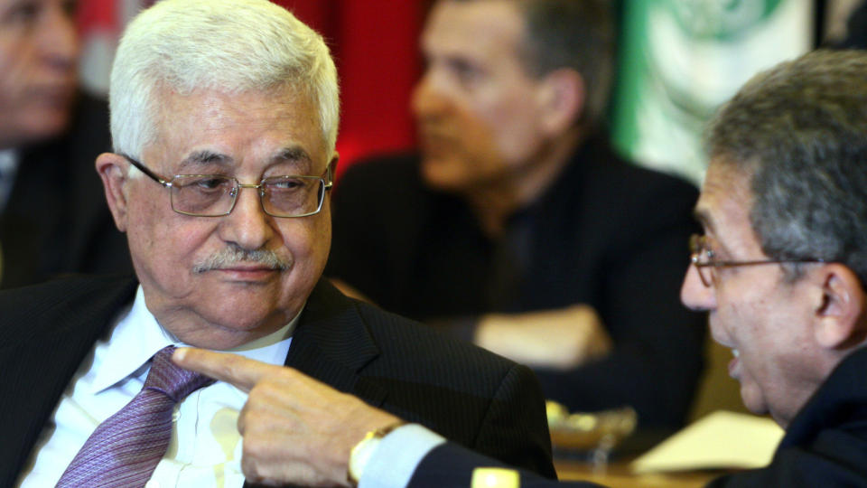  INGEN FORANDLINGER:  Palestinernes president Mahmoud Abbas (til venstre) vil ikke forhandle med Israel etter ustpillet om mer israelsk utbygging i �st-Jerusalem, opplyste Amr Mousa (til h�yre) p� en pressekonferanse i Kairo. FOTO: AP/SCANPIX.