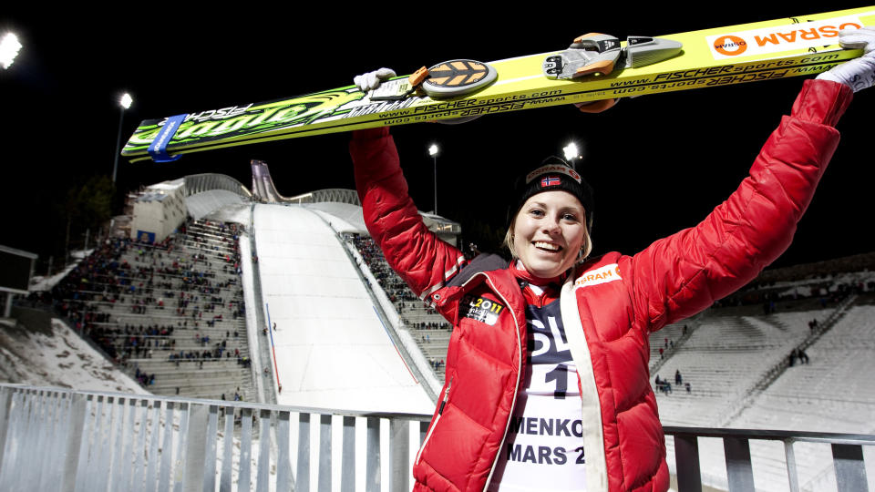  DET F�RSTE OFFISIELLE:  Anette Sagen taklet oppstyret om snikhoppingen i nye Holmenkollen til en 6'er p� treningen. Her jubler hun etter � ha gjennomf�rt dert f�rste offisielle hoppet i milliardbakken. FOTO: GORM KALLESTAD, SCANPIX.