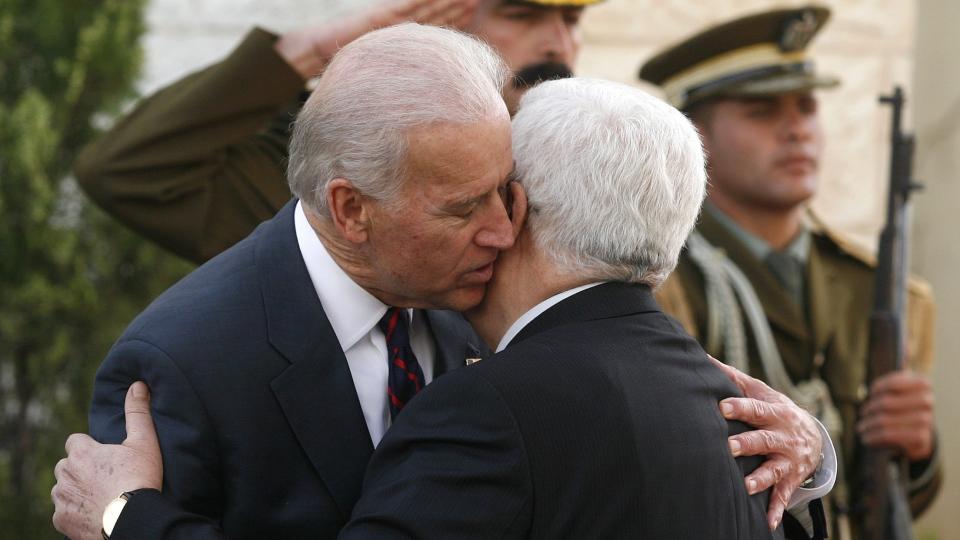 OMFAVNELSE: USAs visepresident Joe Biden gjentok ford�mmelsen av Israels planer om boligbygging p� okkupert omr�de da han m�tte palestinernes president Mahmoud Abbas. Foto: SCANPIX /EPA/OLIVER WEIKEN