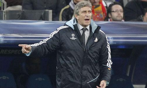 VILLE TIL FINALEN: Chilenske Manuel Pellegrini kom fra Villarreal f�r sesongen. Han vet at exiten i g�r kan f� f�lger for trenerjobben i Real Madrid. Foto: EPA/Alberto Martin