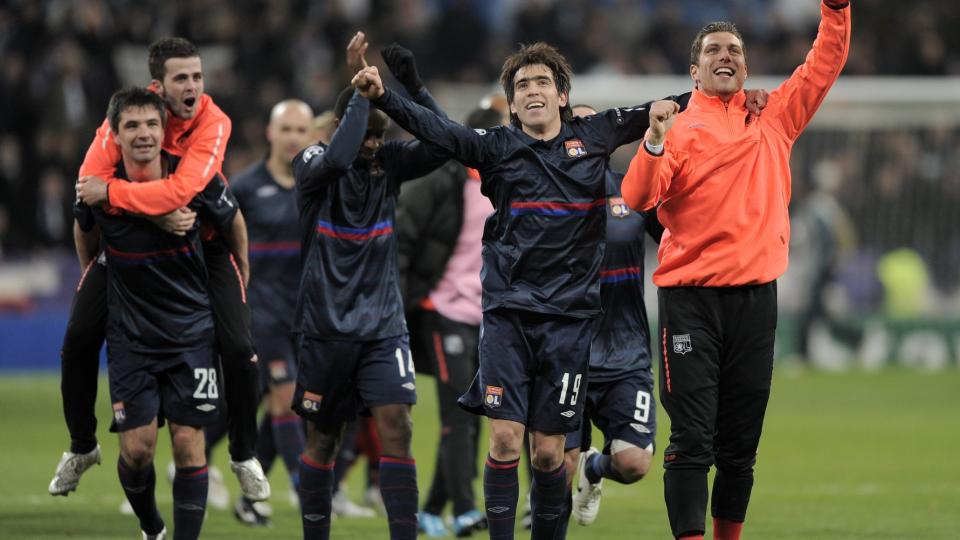 FRANSK FEIRING: 1-1 i Madrid sendte Lyon-spillerne videre til kvartfinalen i Champions League. Foto: AP/Daniel Ochoa de Olza
