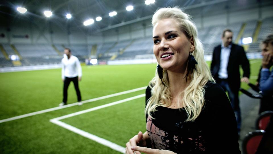 HARDT PR�VET: Julie Str�msv�g ledet magasinet �FotballXtra� p� TV 2 f�r ulykken skjedde. N�
jobber hun 25 prosent av full stilling. Her p� Telenor Arena i g�r. Foto: Bj�rn Langsem