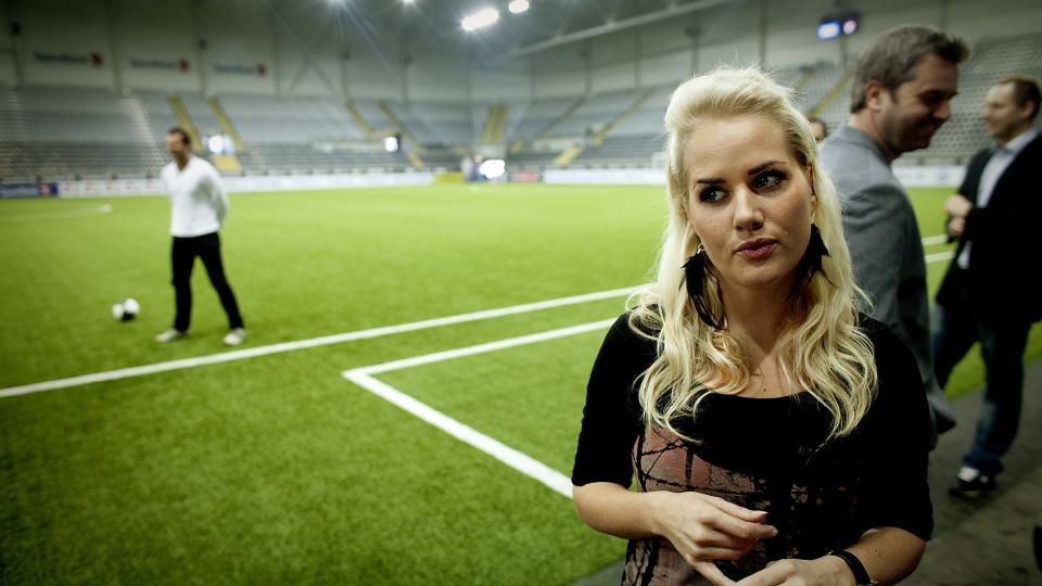 TILBAKE P� JOBB: Men Julie Str�msv�g er fortsatt ikke tilbake for fullt etter at hun ble skadet under reklamevideo-opptak for TV2 ifjor. Foto : Bj�rn Langsem/DAGBLADET.